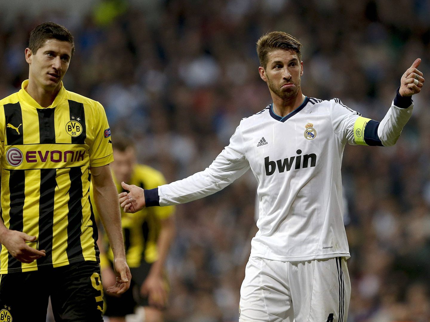 Lewandowski junto a Ramos en el partido que el polaco le marcó cuatro goles al Real Madrid.