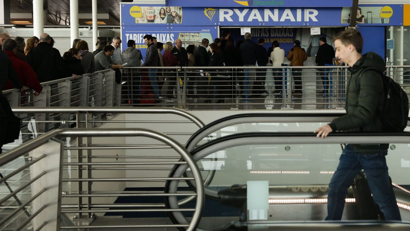 Cola de pasajeros en la ventanilla de Ryanair en el aeropuerto de Oporto durante una huelga. (EFE)