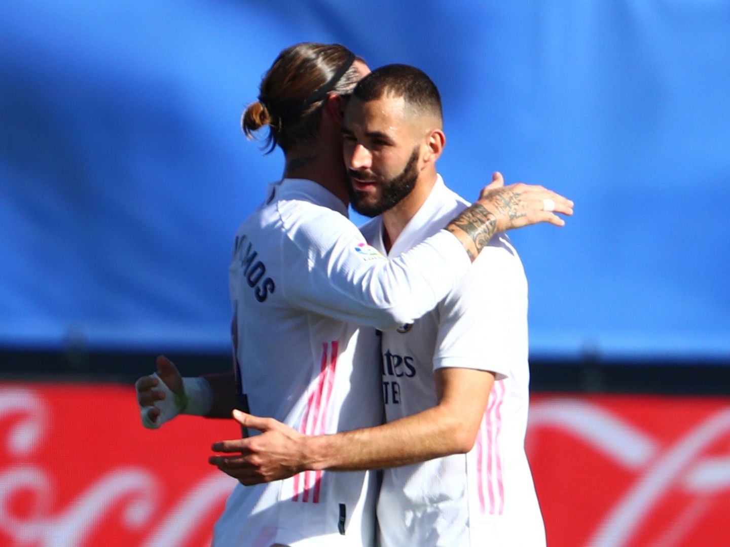 Sergio Ramos abraza a Benzema tras el gol del francés. (Efe)
