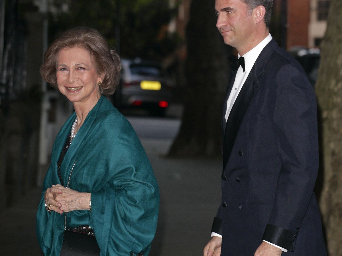 Foto: La reina Sofía y su hijo, en la fiesta del 70º cumpleaños de Constantino de Grecia. (Getty)