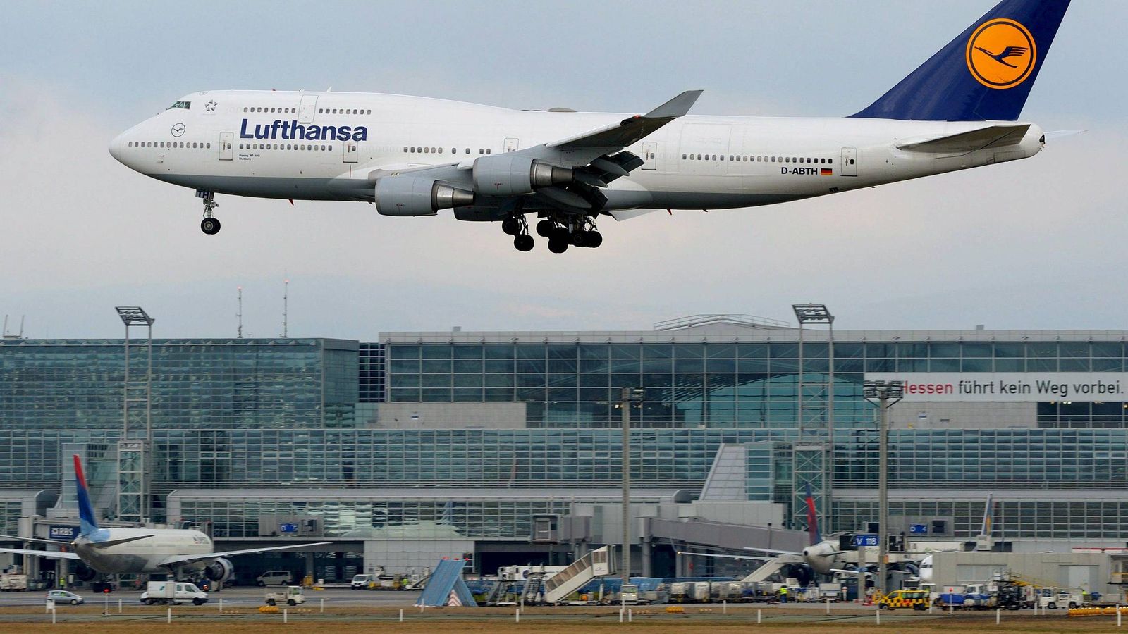 Foto: Un Boing 747 de Lutfhansa se dispone a aterrizar en el aeropuerto de Fráncfort (Alemania). (EFE)