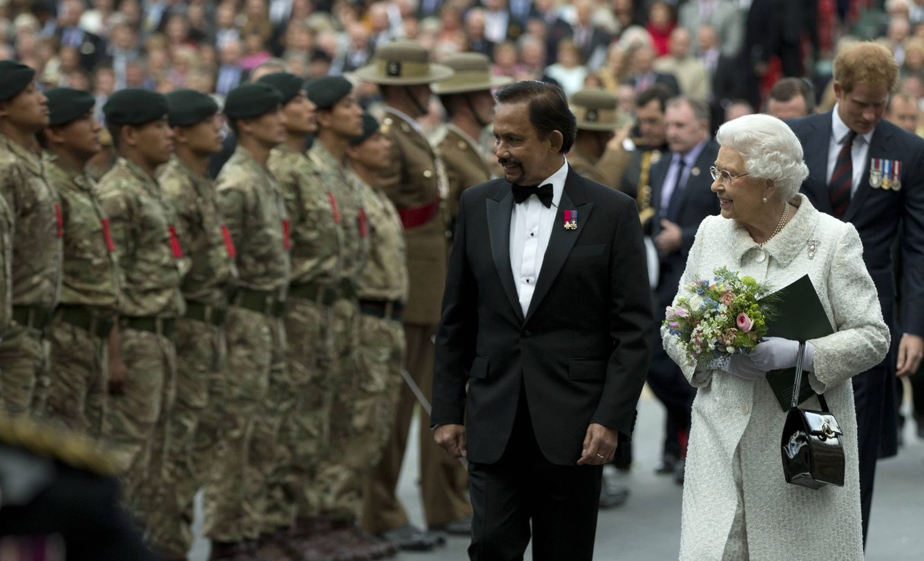 El sultán junto a la reina Isabel II en el año 2015. (Getty)