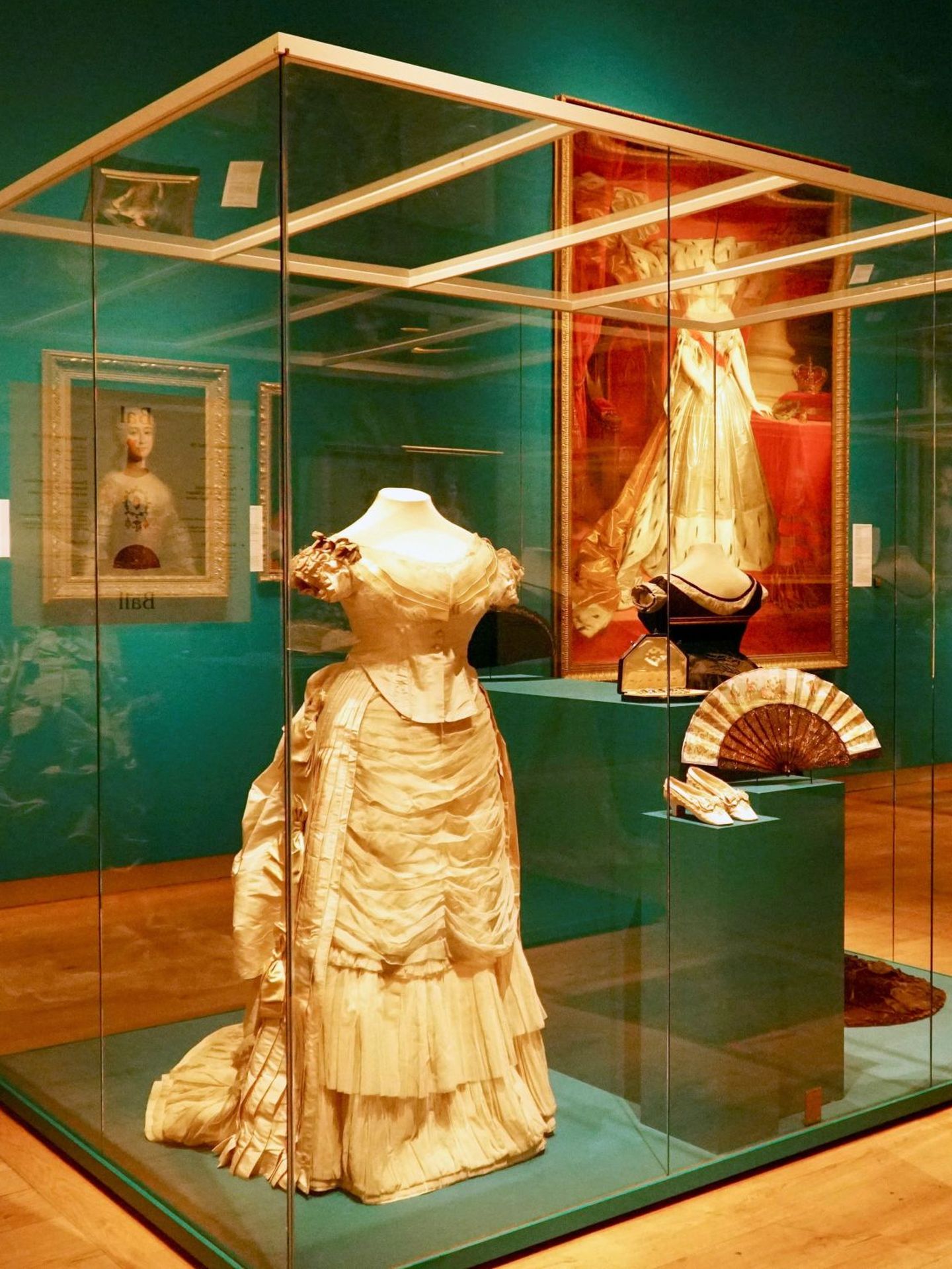 Objetos de valor de la dinastía Romanov (1613-1917), que incluyen el espejo doble de la emperatriz Catalina la Grande, en el Hermitage de Ámsterdam. (EFE/Imane Rachidi)