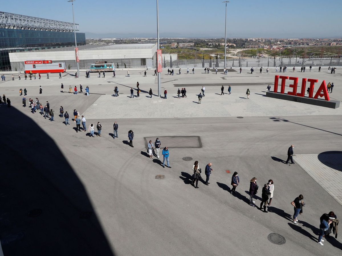 Foto: Ciudadanos hacen cola ante el estadio Wanda Metropolitano para vacunarse contra el covid-19 tras reanudarse la vacunación con dosis de AstraZeneca. (EFE)