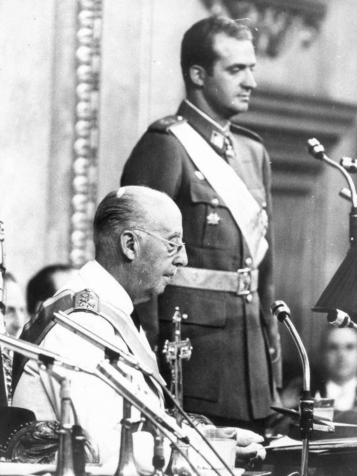 Francisco Franco y Juan Carlos de Borbón, durante su nombramiento como Príncipe de España