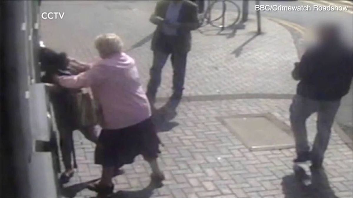 Una anciana se resiste a ser robada en un cajero: "Tú no te llevas mi dinero"