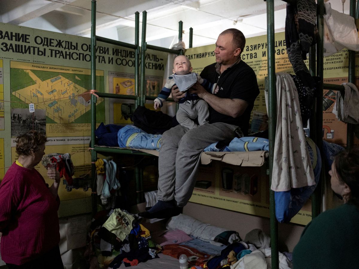 Foto: Civiles refugiados en Azot.(Reuters/Marko Djurica)