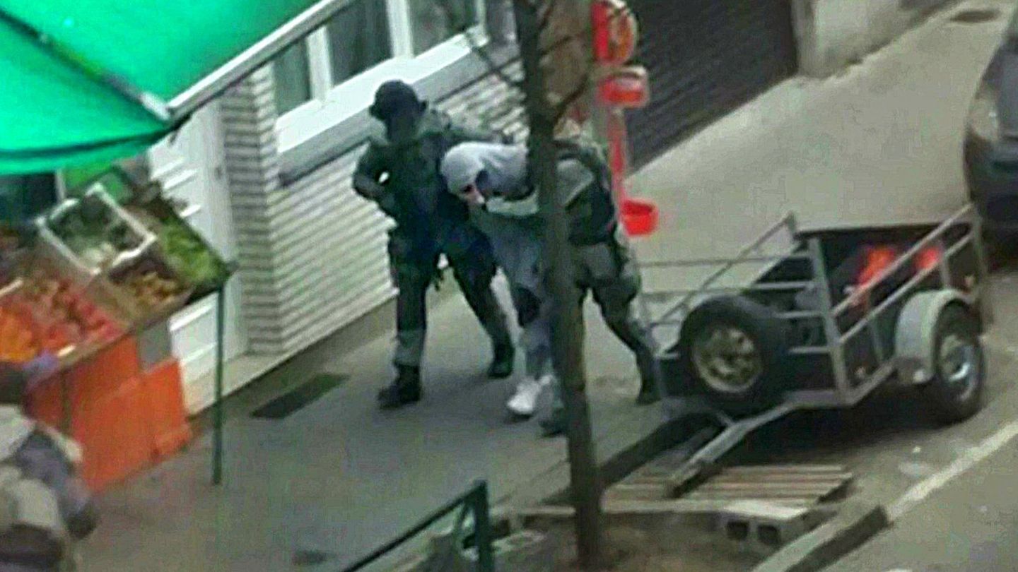 Arresto de Salah Abdeslam, participante en los atentados de París, en Molenbeek, Bélgica, el 18 de marzo de 2017. (Reuters)