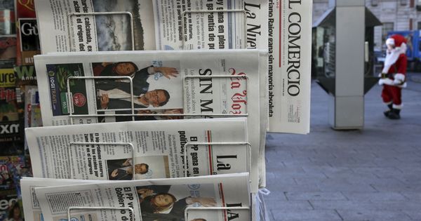 Foto: Ejemplares de varios periódicos en un quiosco. (Reuters)