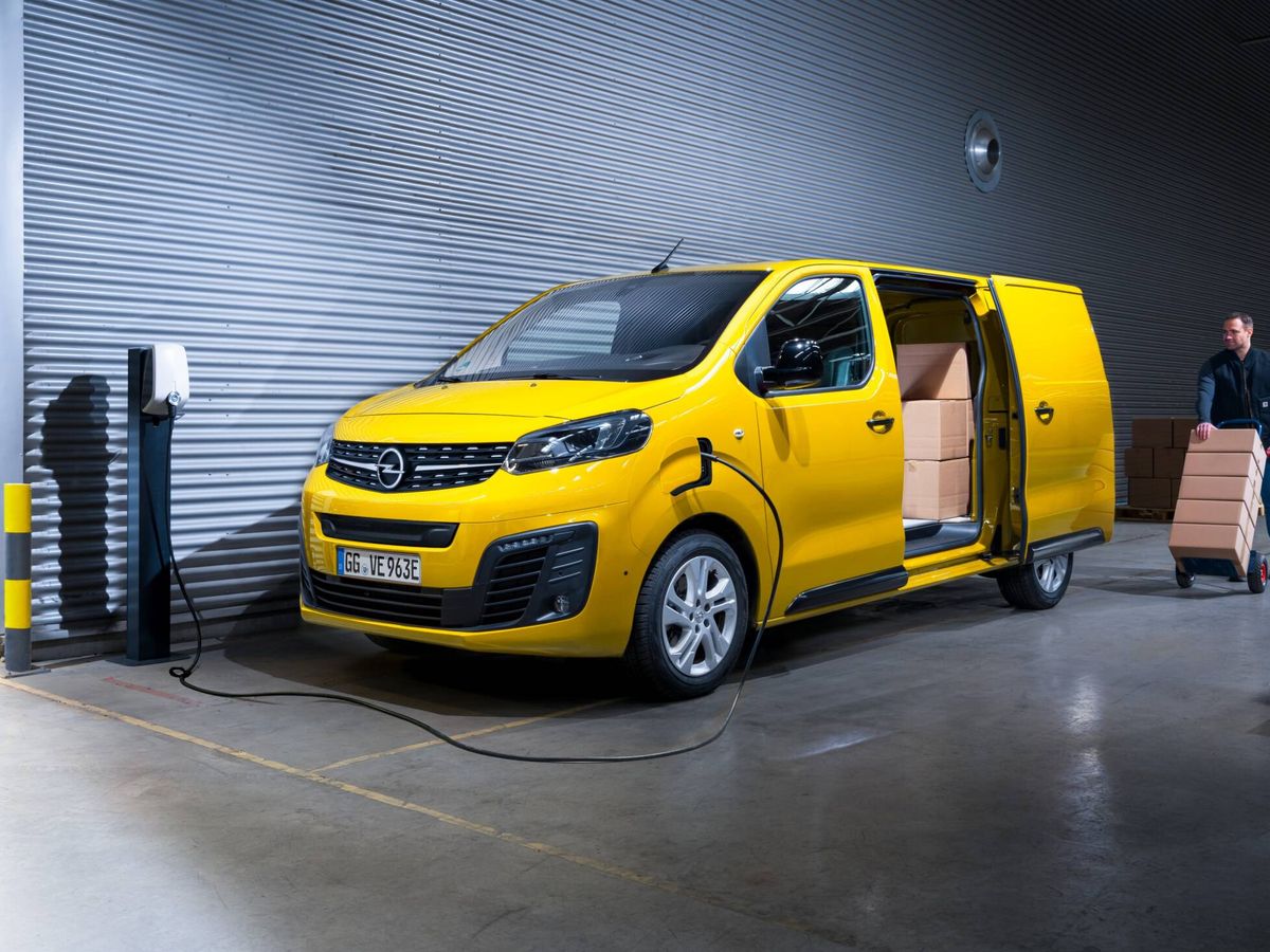 Foto: Tipo de recorrido, carga, temperatura... ¿Qué sienta peor a la batería de las furgonetas? (Opel)
