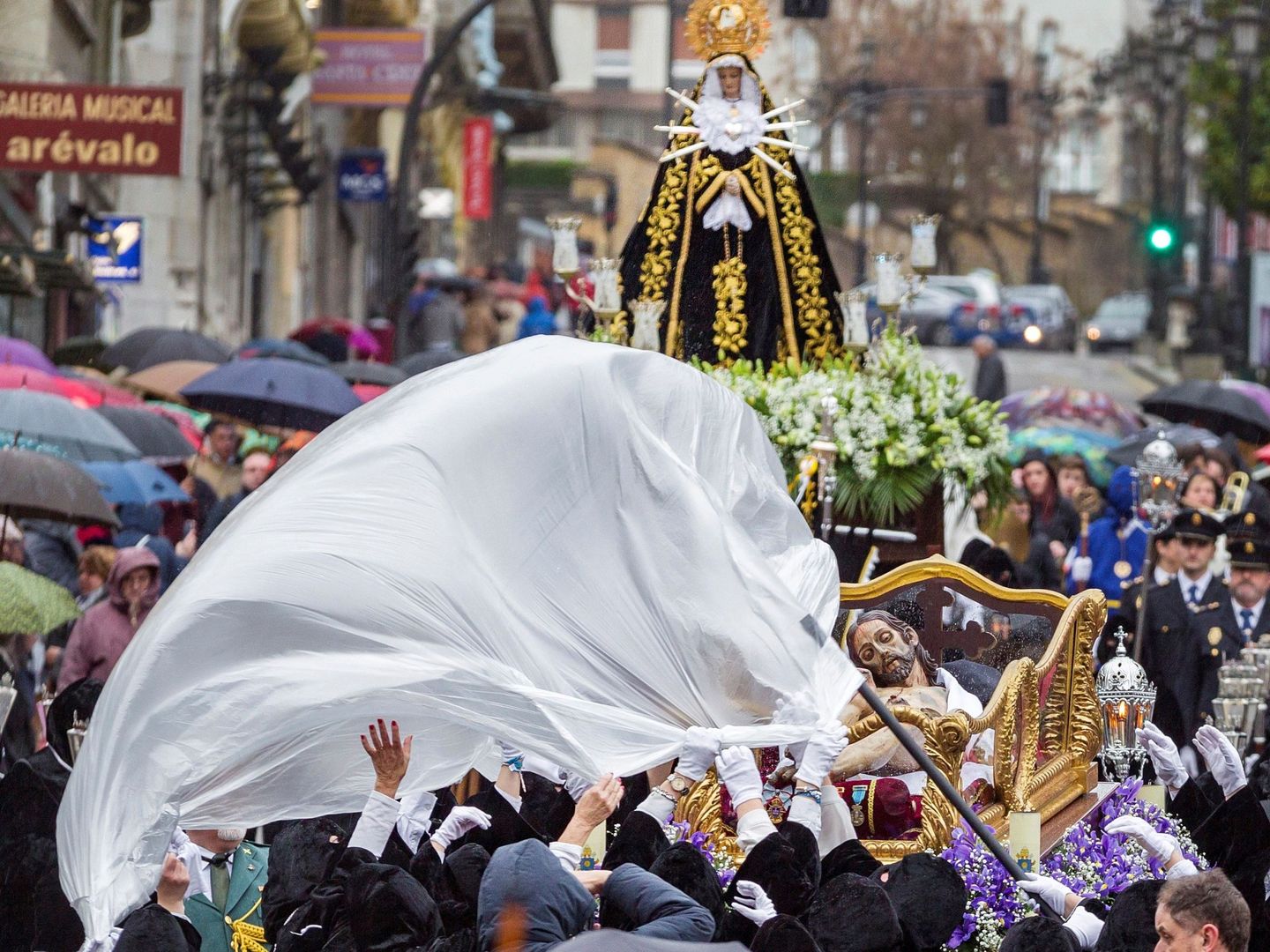 Nuestra Señora de los Dolores, junto al Cristo Yacente, en la procesión de Oviedo (EFE/Alberto Morante)