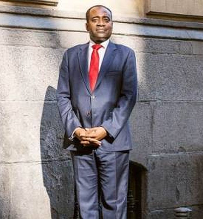 Néstor Nongo, de origen congoleño y alto funcionario del Estado.