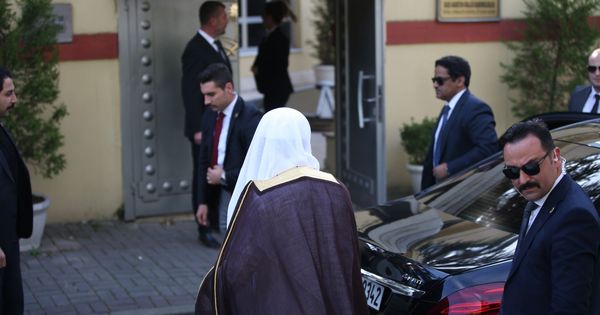 Foto: El fiscal general de Arabia Saudí, Saud al Moyeb (c), llega al consulado saudí en Estambul. (EFE)