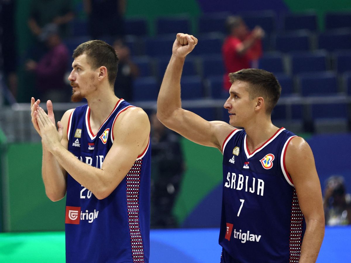 Foto: Boris Simanic y Serbia's Bogdan Bogdanovic, durante el Mundial de baloncesto 2023. (REUTERS /Eloisa López).