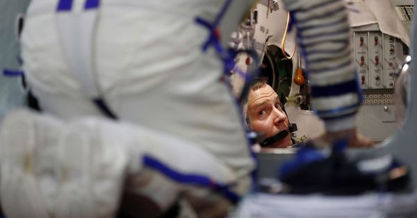 Foto: El astronauta de la NASA Nick Hague se prepara en un simulador de la nave Soyuz (Reuters)