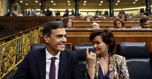 Foto: Pedro Sánchez y Carmen Calvo, en el Congreso de los Diputados. (EFE)