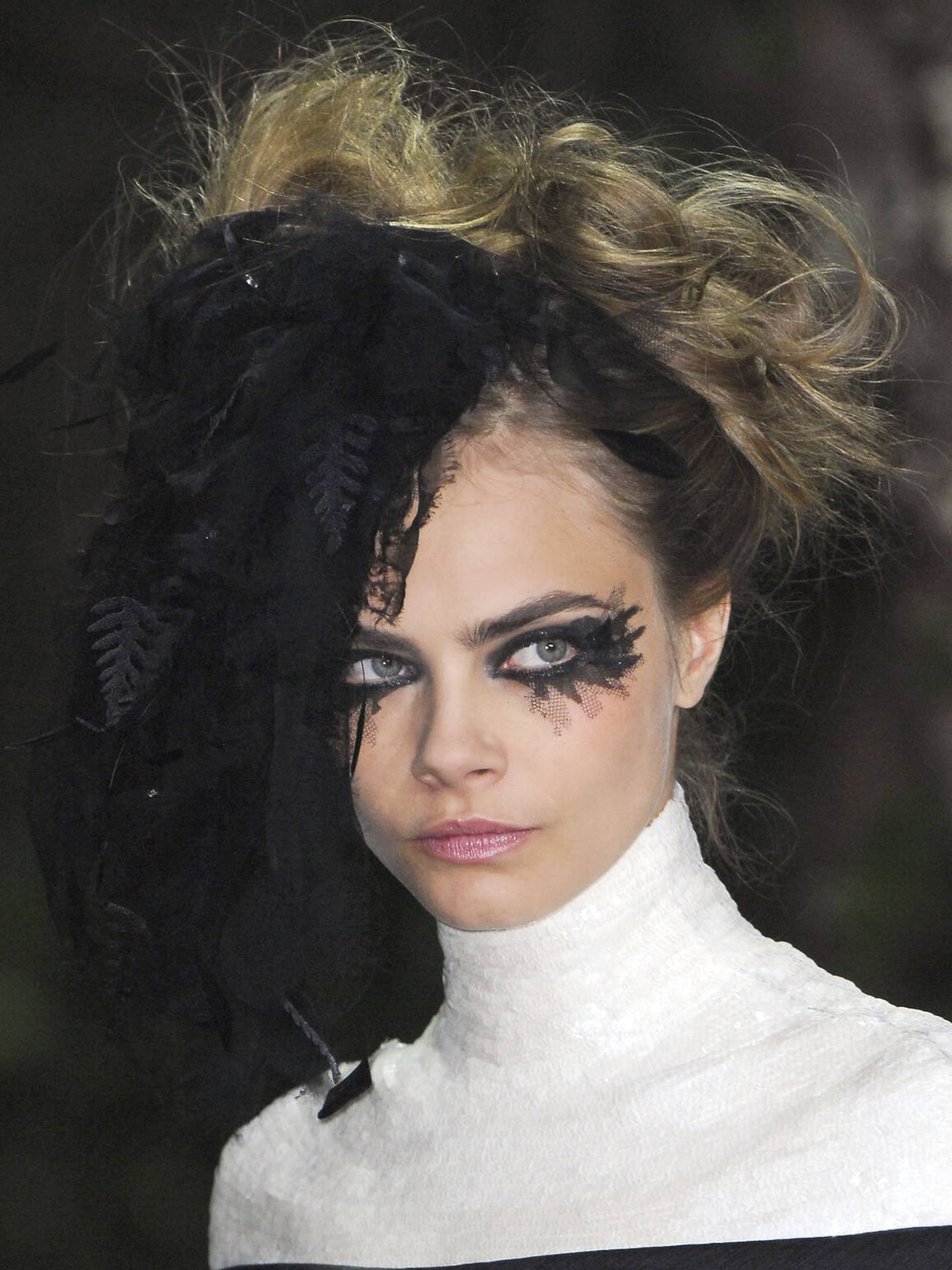 Cara Delevingne, presentando la alta costura primavera 2013 de Chanel. (Imaxtree)