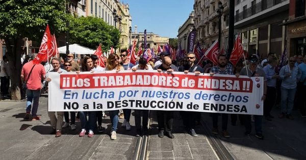 Foto: Trabajadores de Endesa, manifestándose. (Twitter de @UGTEndesa)