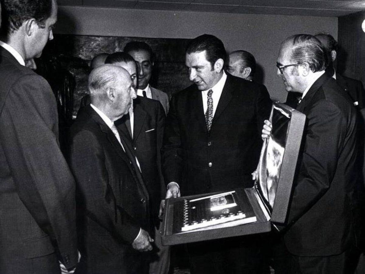 Foto: Agustí Montal, por entonces presidente del Barcelona, le entrega una medalla a Francisco Franco.