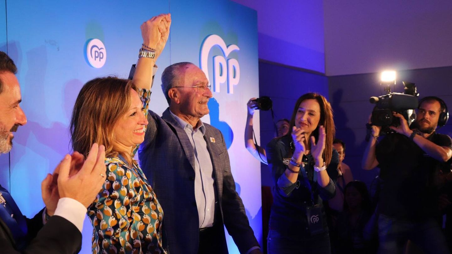 De la Torre celebra la victoria con la máxima responsable de los populares en Málaga, Patricia Navarro. (PP de Málaga)