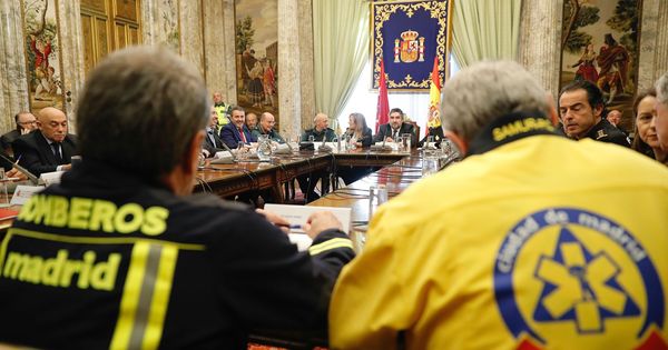 Foto: l delegado del Gobierno en la Comunidad de Madrid, José Manuel Rodríguez Uribes, preside la última reunión de coordinación para fijar el operativo. (EFE)