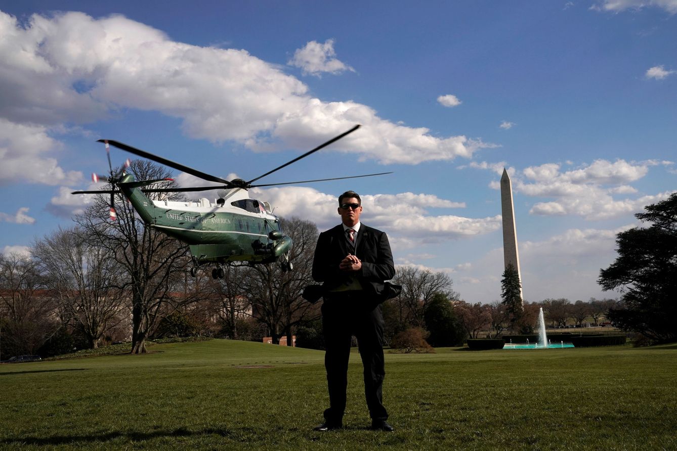 Un agente del Servicio Secreto monta guardia durante el despegue del helicóptero presidencial Marine One, el 23 de marzo de 2018. (Reuters)