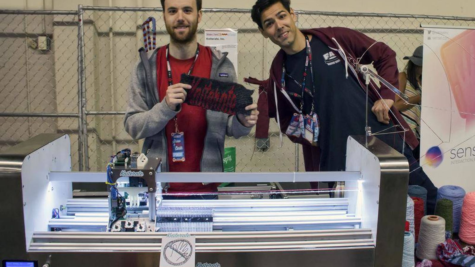 Foto: Gerard Rubio y Triambak Saxena, cofundadores de Kniterate, en el Maker Faire Bay Area. (Gerard Rubio)