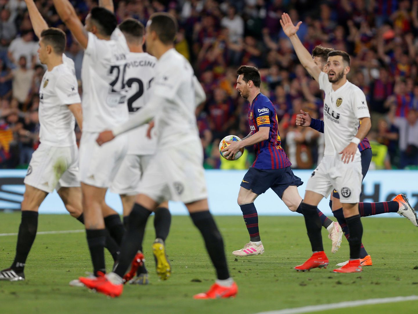 Messi marcó el 1-2 en el Barcelona-Valencia. (Reuters)