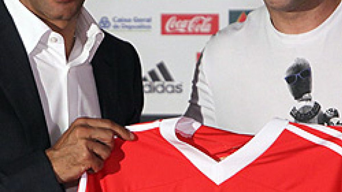 El Benfica hace oficial el fichaje de Capdevila que jugará en Portugal dos temporadas