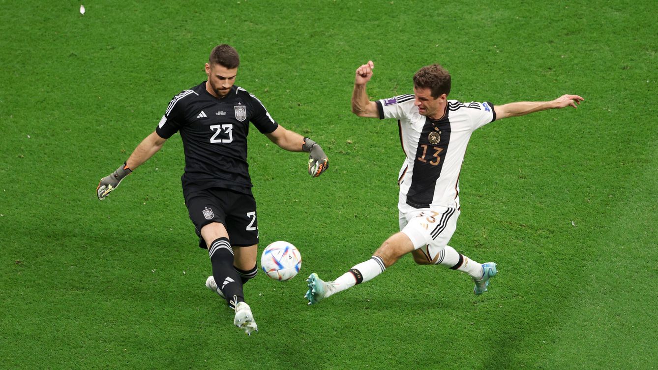 Foto: Unai Simón (i) y Thomas Müller ayer durante el partido de la Selección contra Alemania. (Getty/Clive Brunskill)