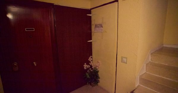 Foto: Una de las puertas tapiadas en un piso de Entrevías. (Enrique Villarino)