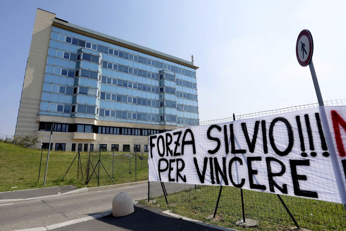 El hospital donde están tratando a Berlusconi. (EFE)
