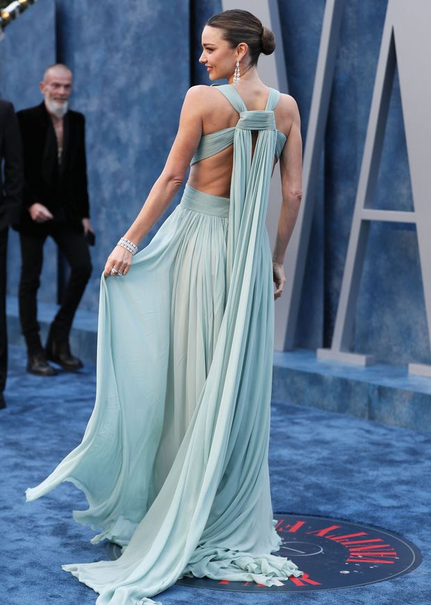 Miranda Kerr, con un diseño de Elie Saab en la fiesta post-Oscar. (Reuters/Danny Moloshok)
