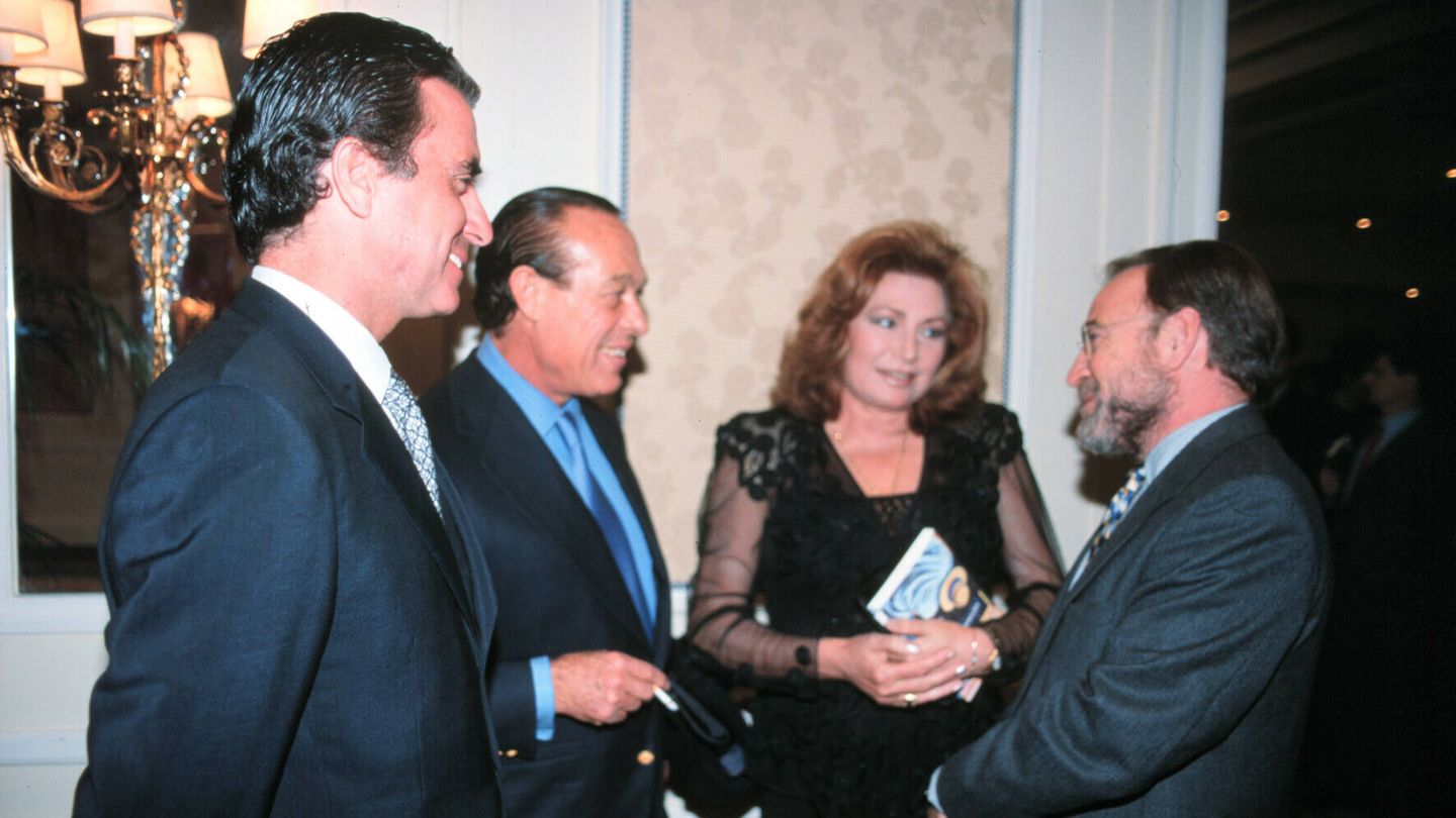 Antonio Burgos, junto a Rocío Jurado, Ortega Cano y Curro Romero. (Europa Press)