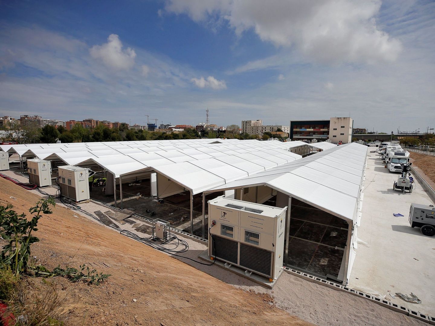 Uno de los hospitales de campaña que e construyen junto al nuevo Hospital La Fe de Valencia y que servirán como Arcas de Noé para enfermos con síntomas leves. (EFE)