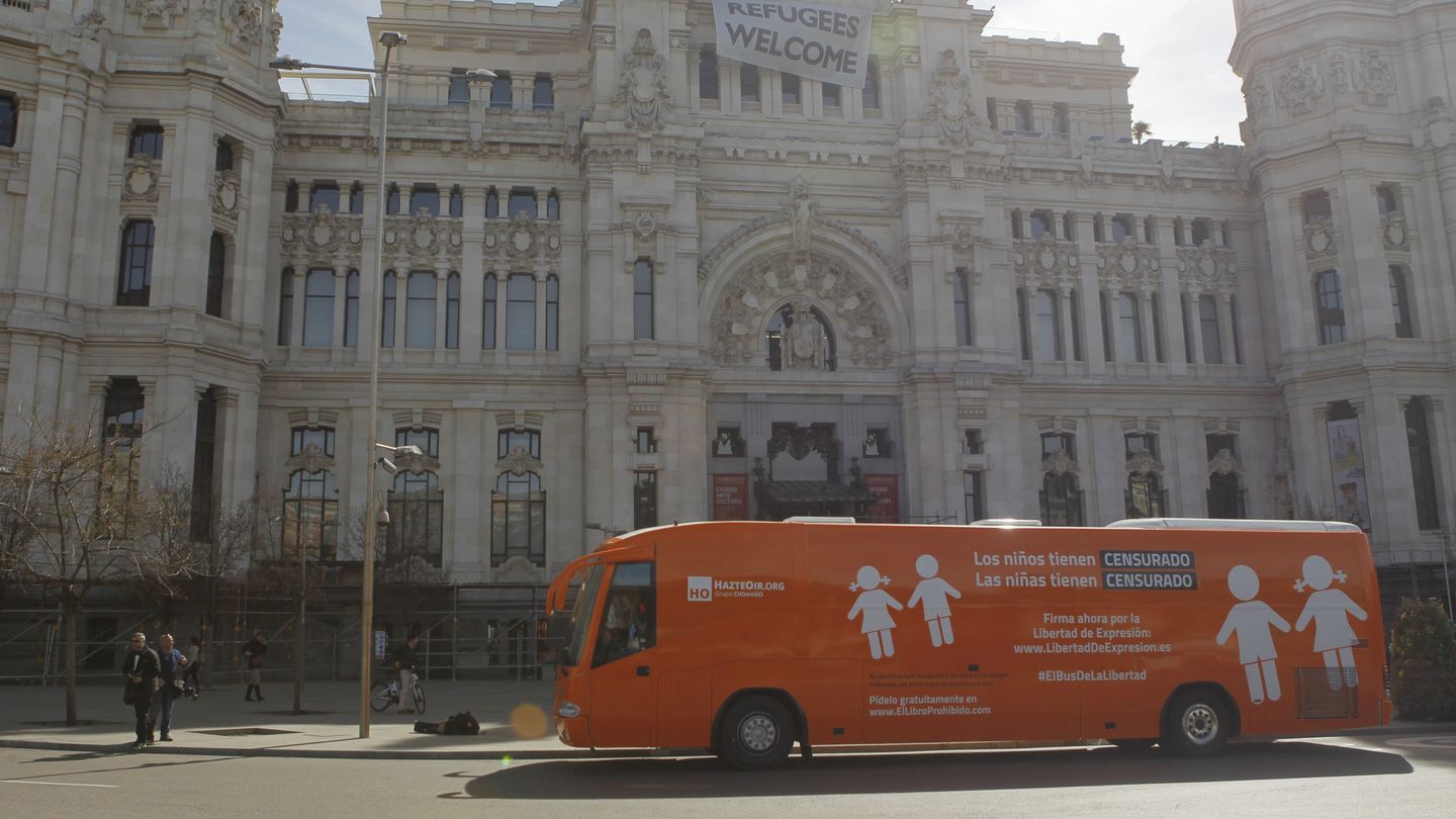 Bus de HazteOir con el lema 'Los niños tienen CENSURADO. Las niñas tienen CENSURADO'. (EFE)
