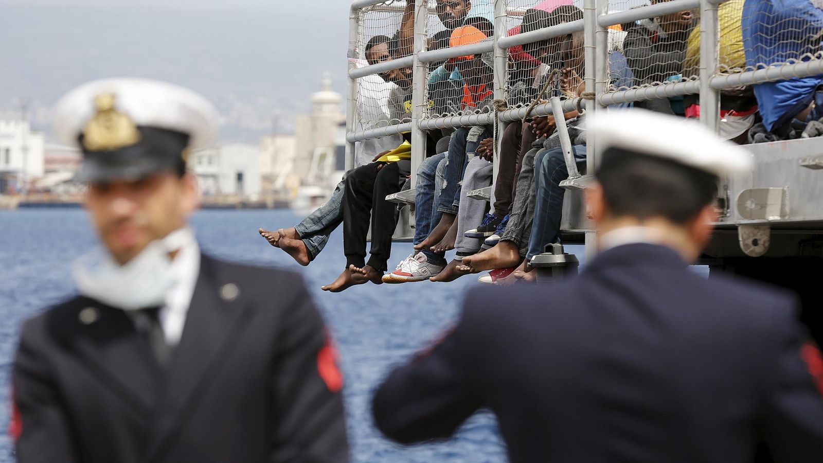 Foto: Refugiados aguardan a ser desembarcados en el puerto siciliano de Mesina el 16 de mayo. (Reuters)