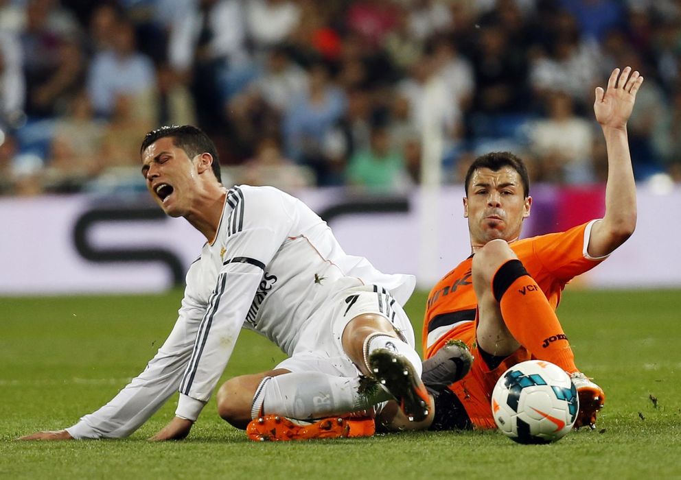Foto: Ronaldo y Javi Fuego, en un lance del partido (Reuters)