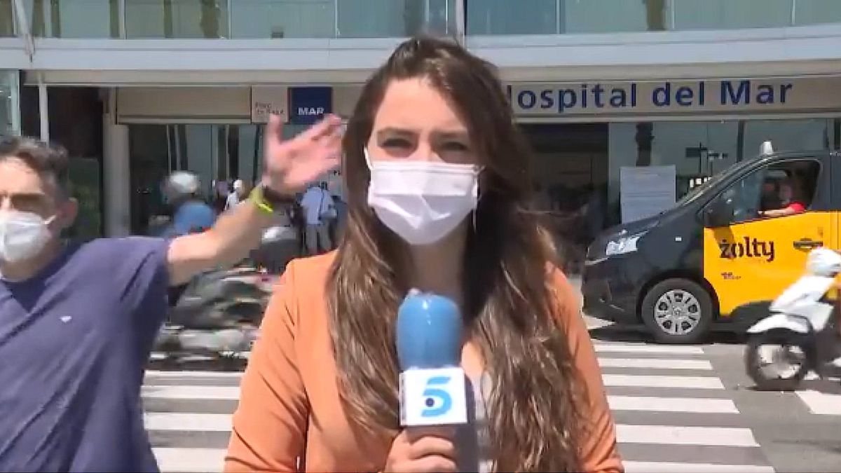 "¿Tienes cinco años?": la lección viral de una reportera de Telecinco encarándose con un espontáneo