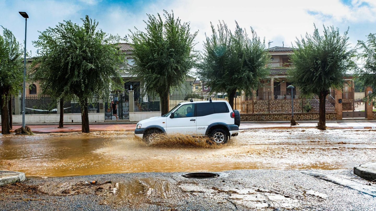 Un coche circula por una calle inundada en el municipio de Guadamur, Toledo. (EFE)