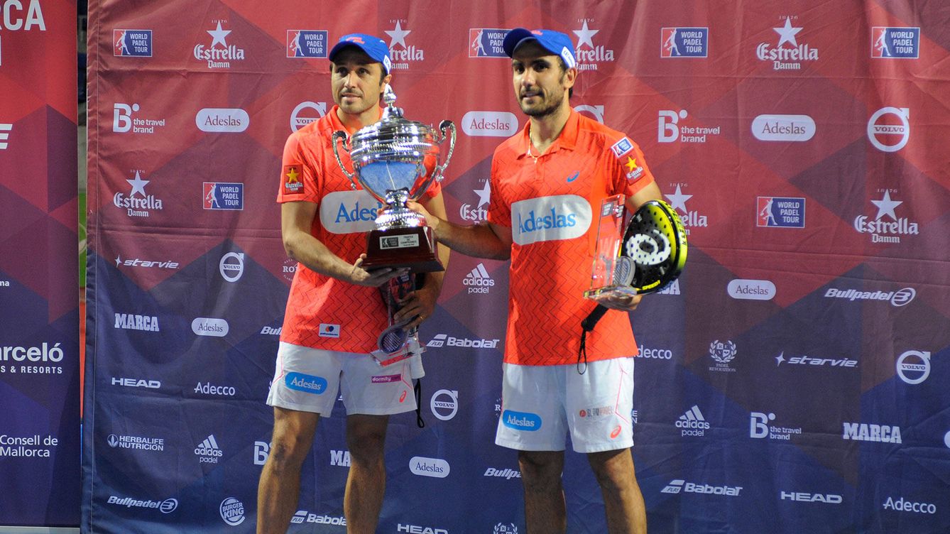 Foto: Fernando Belasteguín y Pablo Lima posan con el título de campeones (Foto: World Padel Tour)