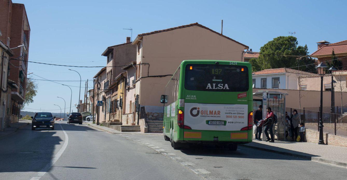 El transporte es una de las principales críticas en el medio rural de Madrid. (D.B.)