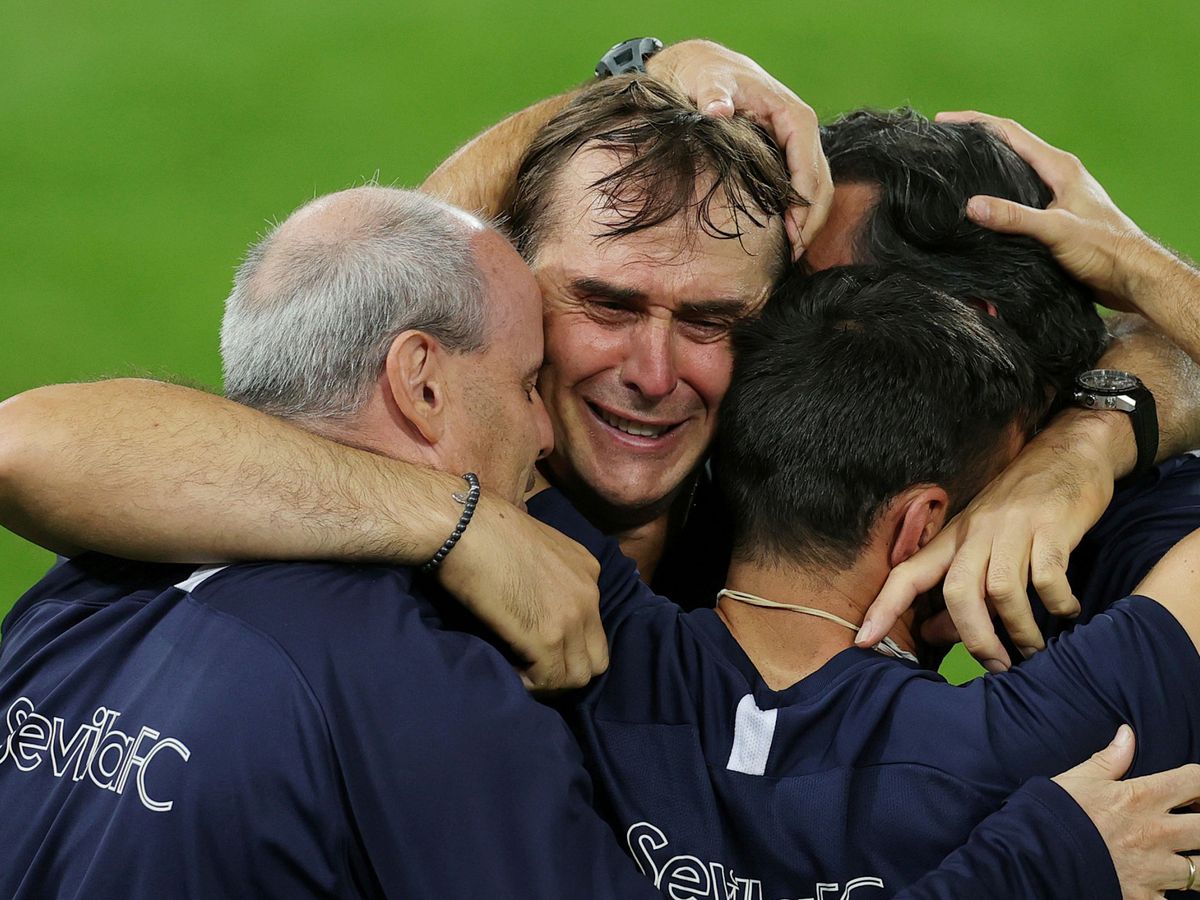 Foto: Julen Lopetegui se abraza a su cuerpo técnico nada más ganar la final de la Liga Europa. (Reuters)