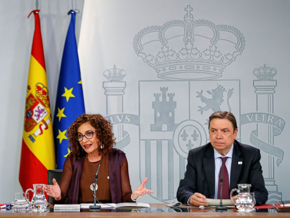 Foto: La portavoz del Gobierno, María Jesús Montero, y el ministro de Agricultura, Luis Planas, este 4 de febrero en la Moncloa. (EFE)