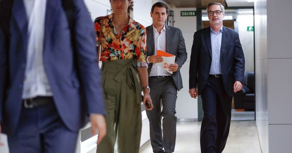 Foto: El líder de Ciudadanos, Albert Rivera (i), y el secretario general de la formación, José Manuel Villegas, a su llegada a la reunión del grupo parlamentario. (EFE)
