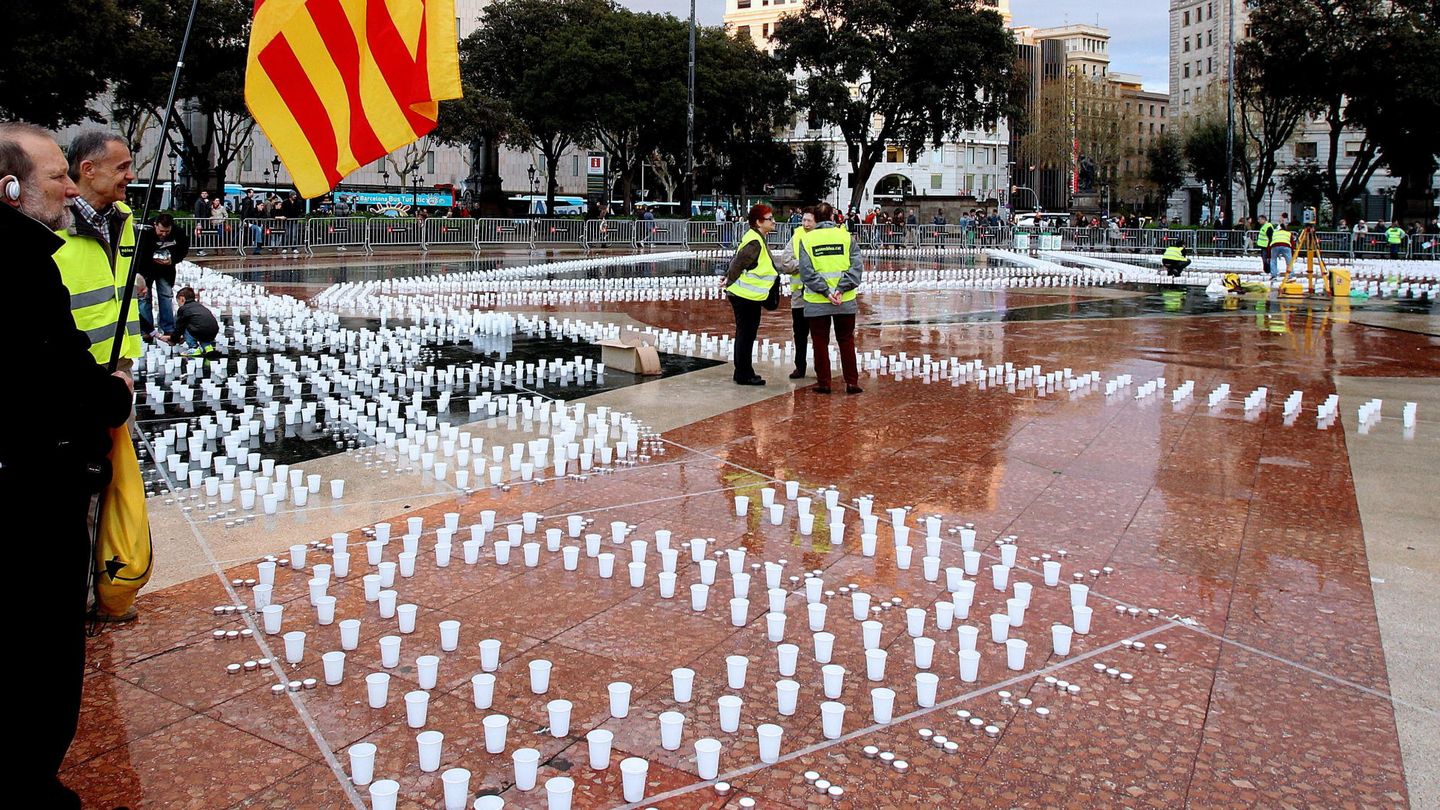 La ANC enciende 15.000 velas que forman una urna. (Efe)