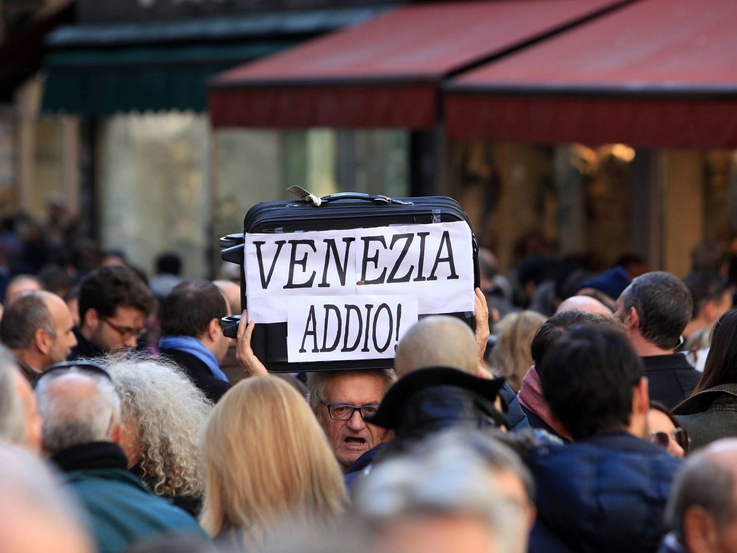 Un veneciano, durante una protesta para exigir a las autoridades políticas que ayuden a los residentes, en Venecia. (Reuters)