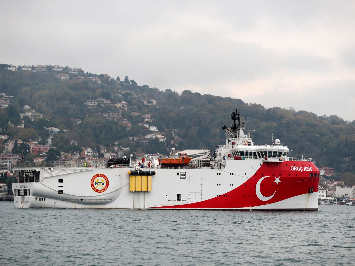 El barco de prospección turco, tras abandonar el puerto de Antalya. (EFE)