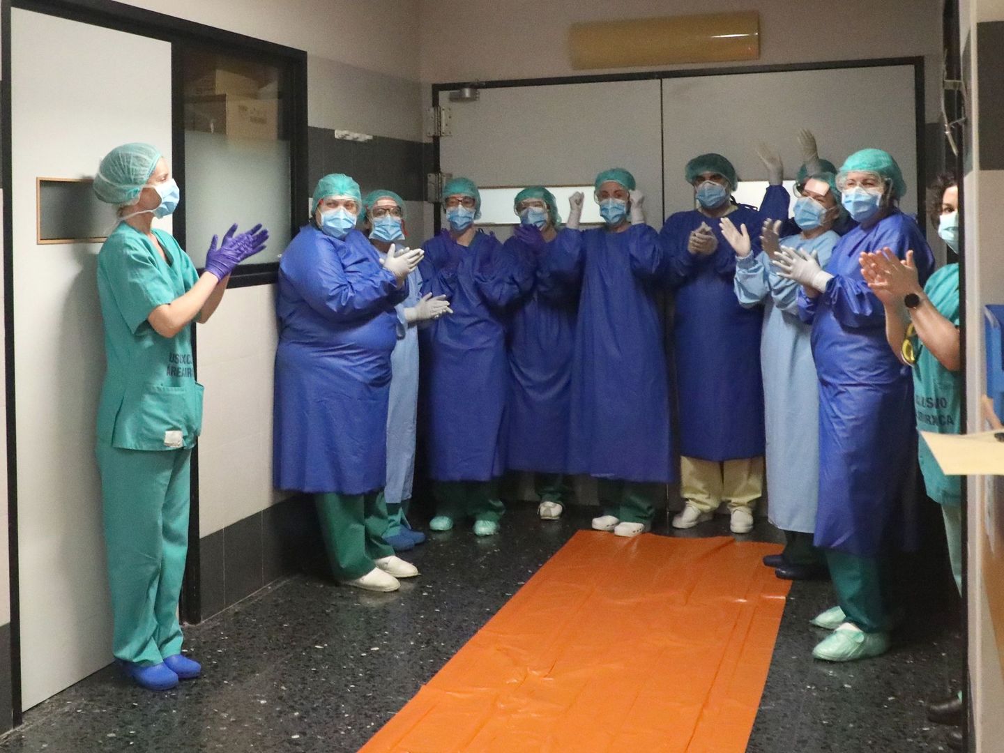 Los médicos intensivistas del Centro Hospitalario de Santiago de Compostela. (EFE)