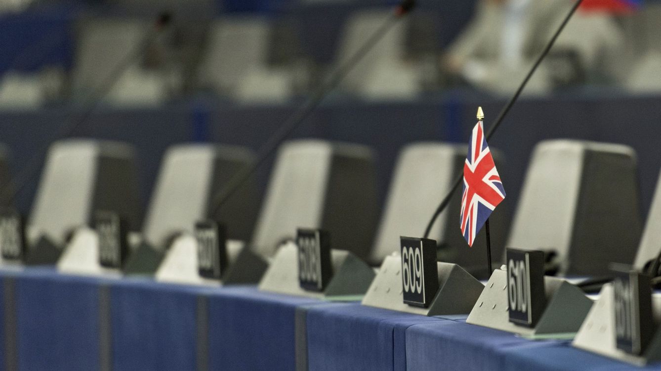 Vista de la bandera británica en uno de los escaños del Parlamento Europeo. (EFE) 